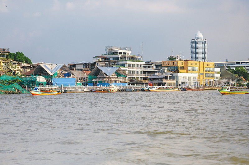 日落时刻在湄南河前的笏arun Tha Maharaj和Tha Prachanbangkok泰国